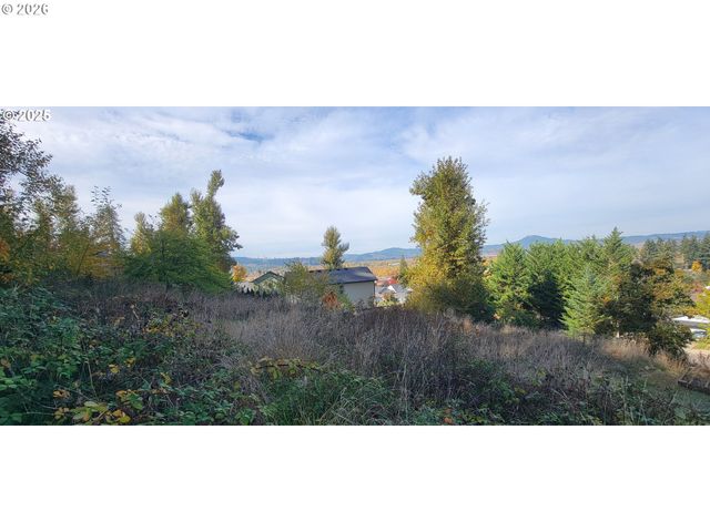 1 Queens Ave, Creswell, OR 97426