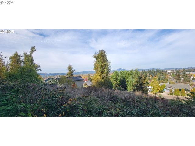 1 Queens Ave, Creswell, OR 97426