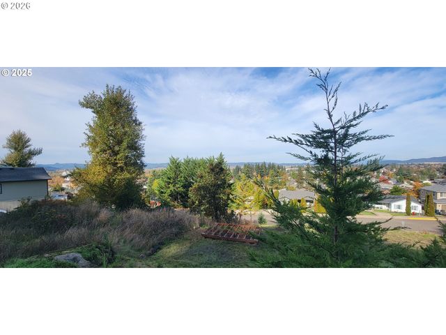 1 Queens Ave, Creswell, OR 97426