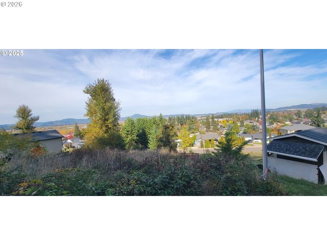 1 Queens Ave, Creswell, OR 97426