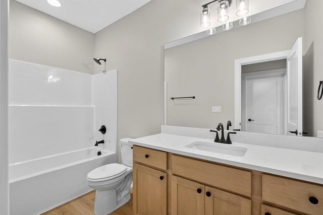 2950 Lake Hill Drive, Des Moines, IA 50320