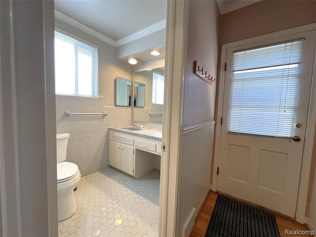 505 Anita Avenue, Grosse Pointe, MI 48236