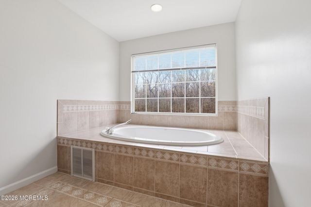 19 Susie Lane, Jackson, NJ 08527
