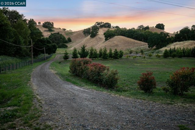 60 Hampton, Martinez, CA 94553