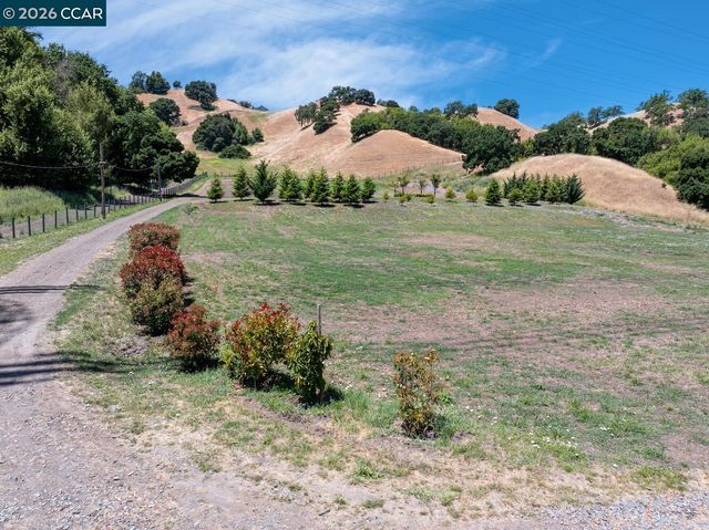 60 Hampton, Martinez, CA 94553