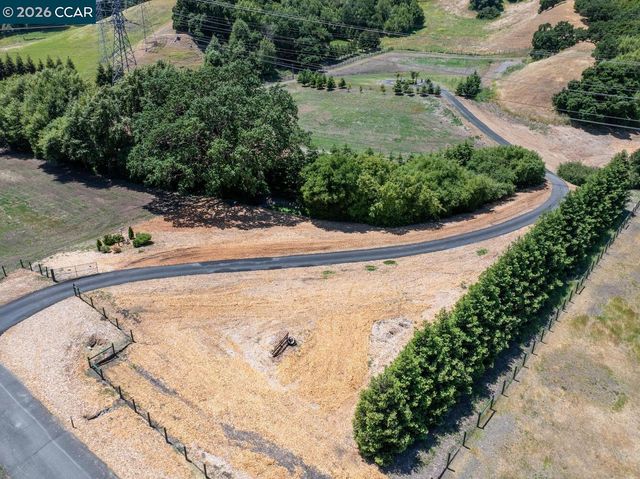 60 Hampton, Martinez, CA 94553