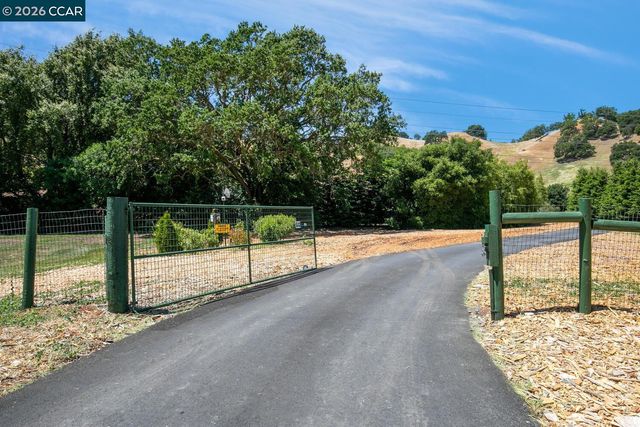 60 Hampton, Martinez, CA 94553