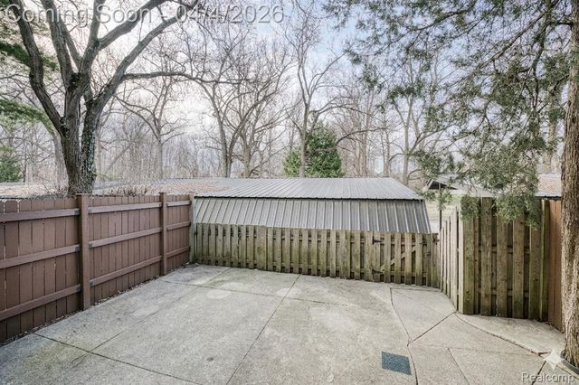 25178 Maplebrooke Drive, Southfield, MI 48033