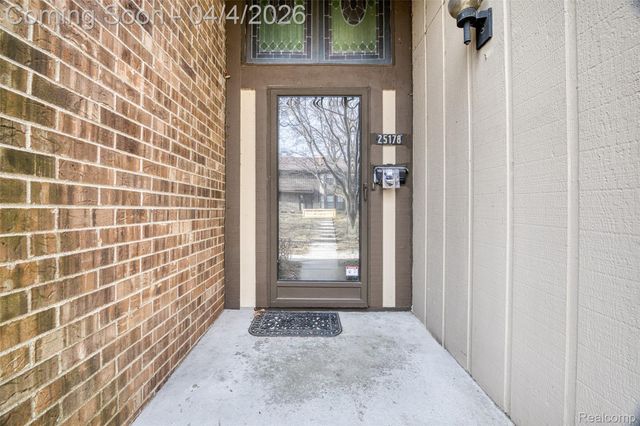 25178 Maplebrooke Drive, Southfield, MI 48033