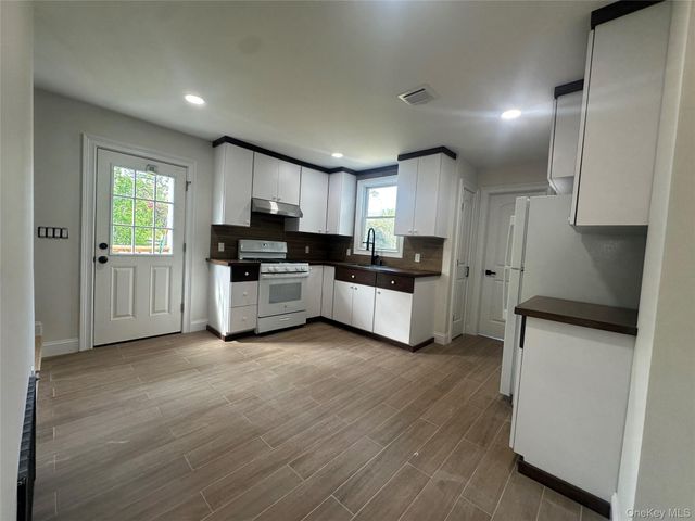 1 Alvin Street 1, Glen Cove, NY 11542