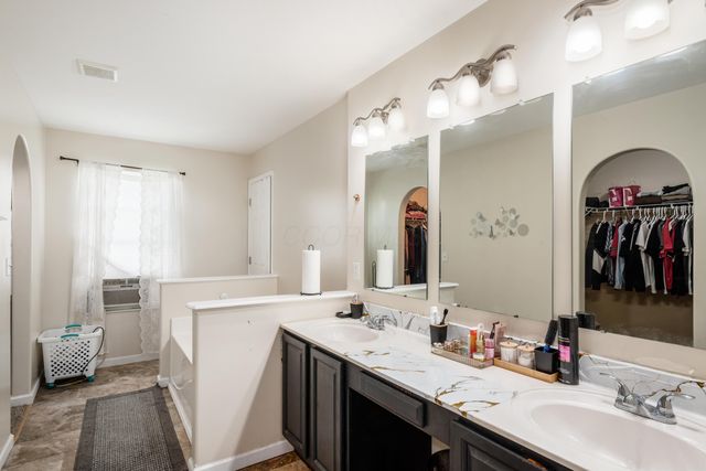 102 Parkdale Drive, Johnstown, OH 43031