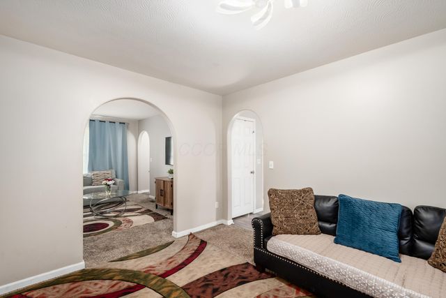 102 Parkdale Drive, Johnstown, OH 43031