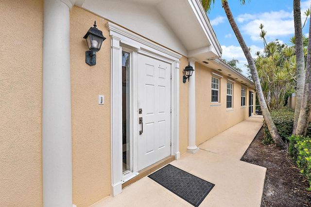 8229 Saint Johns Court, Wellington, FL 33414