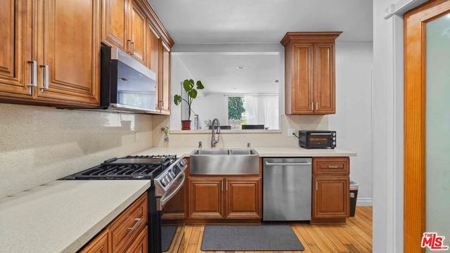 3801 Sutro Avenue, Los Angeles, CA 90008