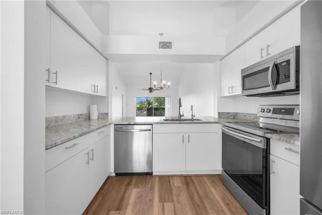 3250 Cypress Glen WAY 423, Naples, FL 34109