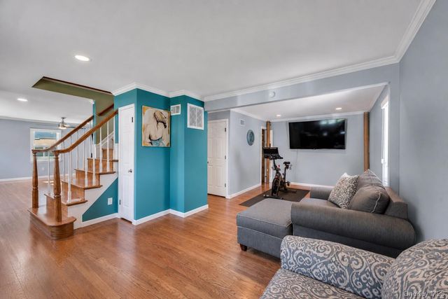 24 Worden Place, West Babylon, NY 11704
