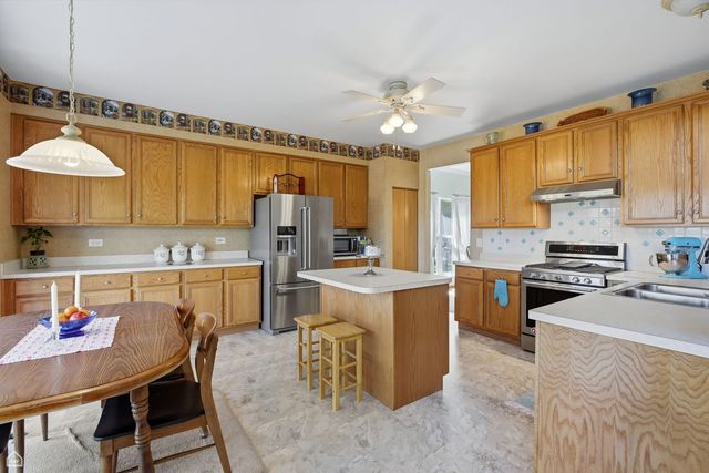 1017 Wheatland Drive, Crystal Lake, IL 60014