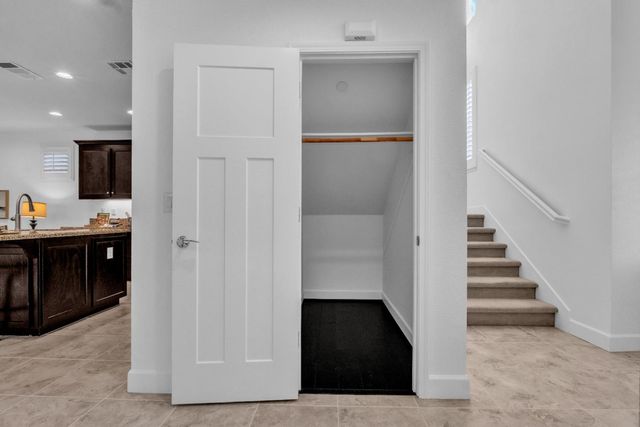 1037 Forbes Ln, Davis, CA 95616