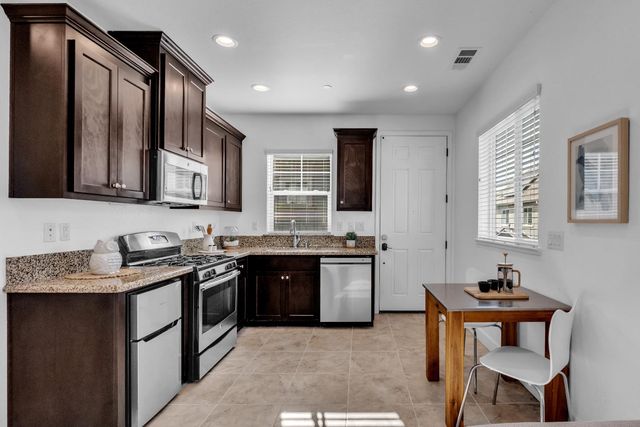 1037 Forbes Ln, Davis, CA 95616