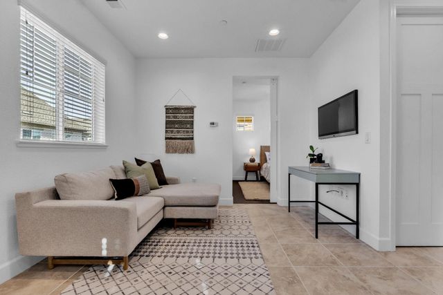 1037 Forbes Ln, Davis, CA 95616