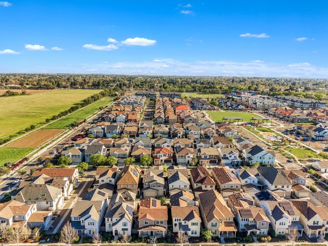 1037 Forbes Ln, Davis, CA 95616