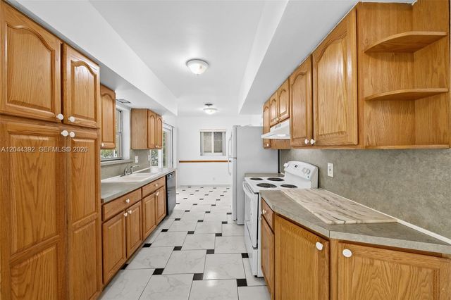 733 N Rainbow Dr, Hollywood, FL 33021
