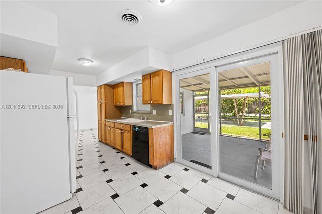 733 N Rainbow Dr, Hollywood, FL 33021