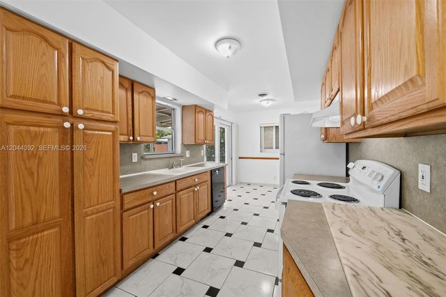 733 N Rainbow Dr, Hollywood, FL 33021
