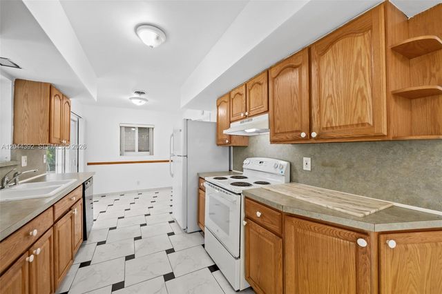 733 N Rainbow Dr, Hollywood, FL 33021