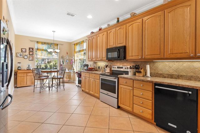 81 TWIN LAKE CIRCLE, Umatilla, FL 32784