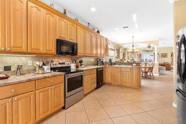 81 TWIN LAKE CIRCLE, Umatilla, FL 32784