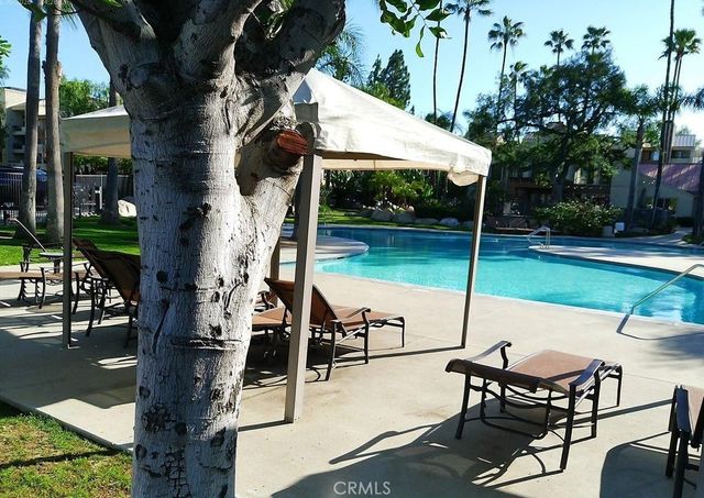 21500 Burbank 222, Woodland Hills, CA 91367