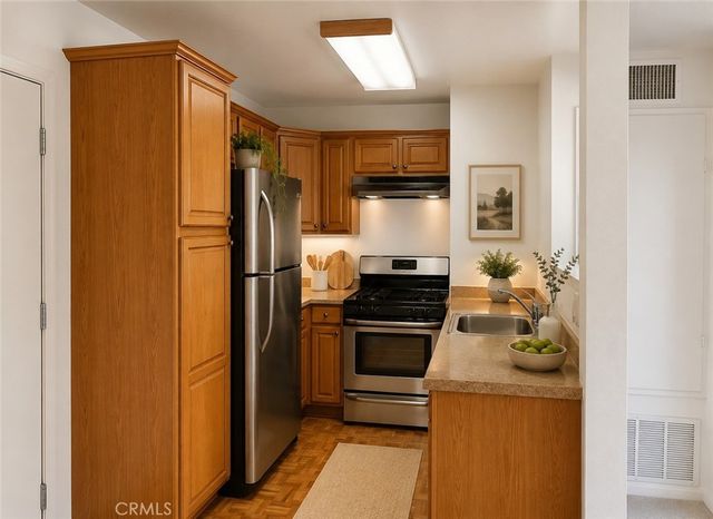 21500 Burbank 222, Woodland Hills, CA 91367