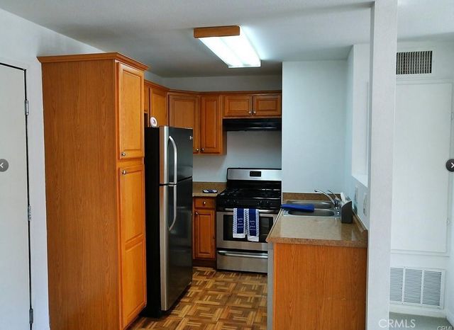 21500 Burbank 222, Woodland Hills, CA 91367