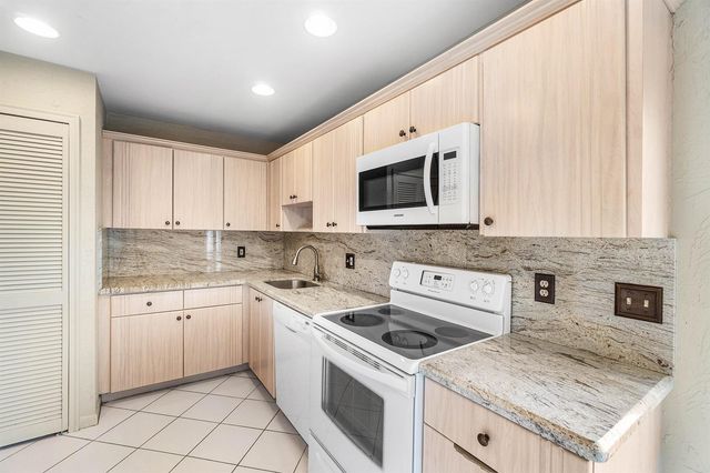 3 Stratford Drive E G, Boynton Beach, FL 33436