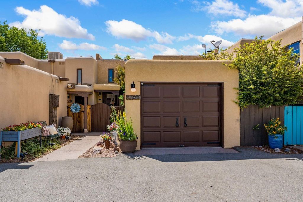 2949 Plaza Azul, Santa Fe, NM 87507