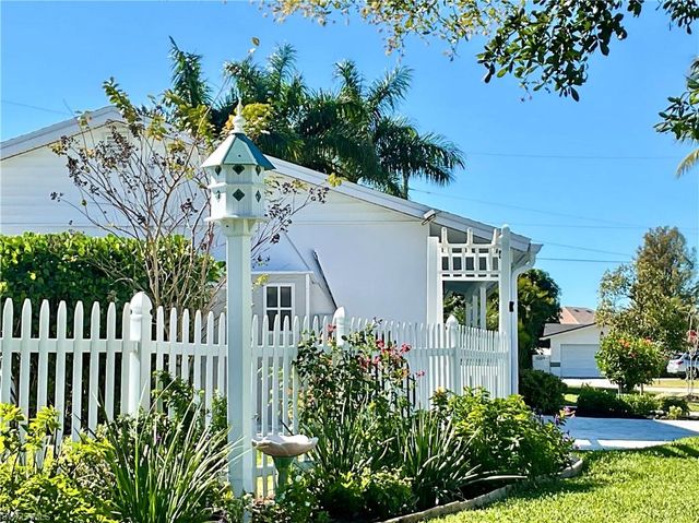 1086 N Town And River DR, Fort Myers, FL 33919