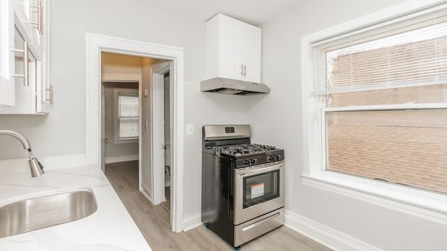 2724 W Rosemont Avenue 2, Chicago, IL 60659
