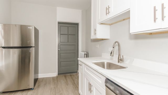 2724 W Rosemont Avenue 2, Chicago, IL 60659