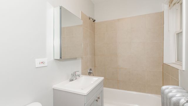 2724 W Rosemont Avenue 2, Chicago, IL 60659
