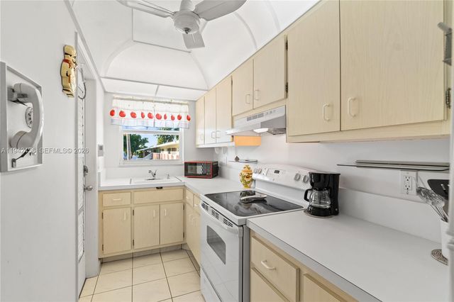 2541 NE 11th St 212, Pompano Beach, FL 33062