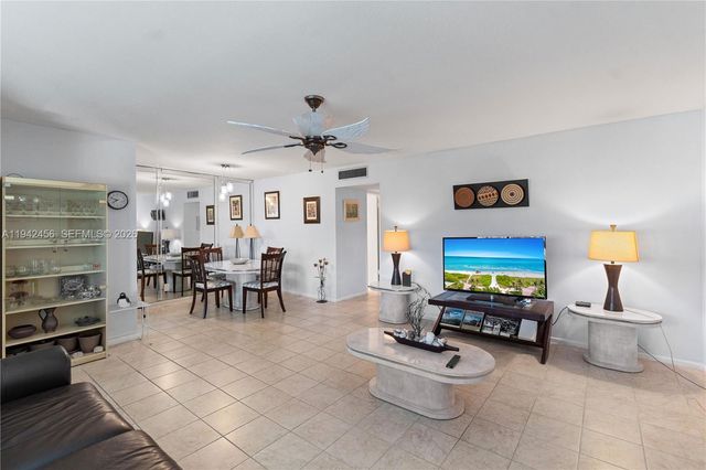 2541 NE 11th St 212, Pompano Beach, FL 33062