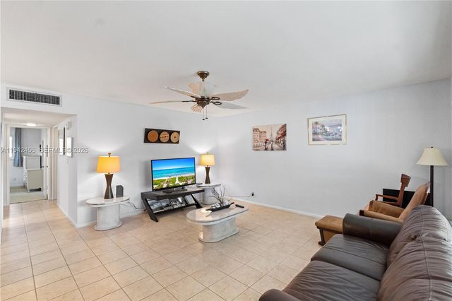 2541 NE 11th St 212, Pompano Beach, FL 33062