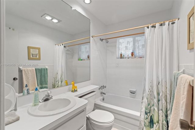 2541 NE 11th St 212, Pompano Beach, FL 33062