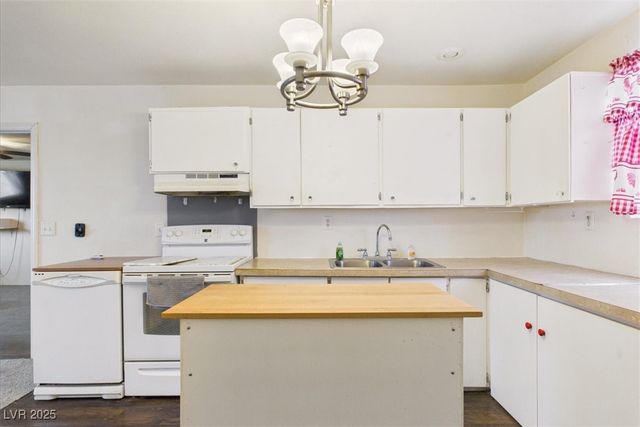 2421 East Jayme Street, Pahrump, NV 89048