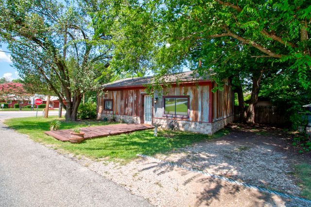 12 Old Shawnee Trail Drive, Gordonville, TX 76245