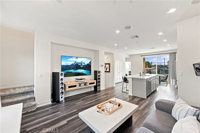 8408 N Fresco Way, Northridge, CA 91325