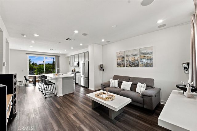 8408 N Fresco Way, Northridge, CA 91325