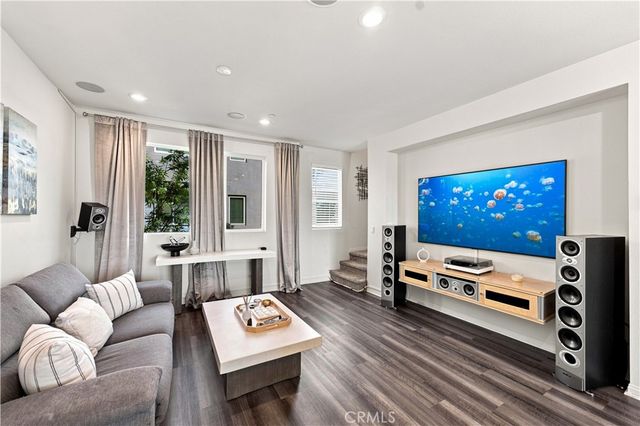 8408 N Fresco Way, Northridge, CA 91325