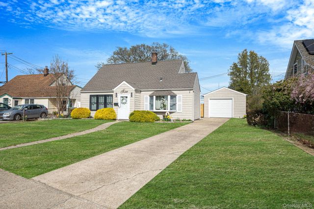9 Copper Lane, Levittown, NY 11756